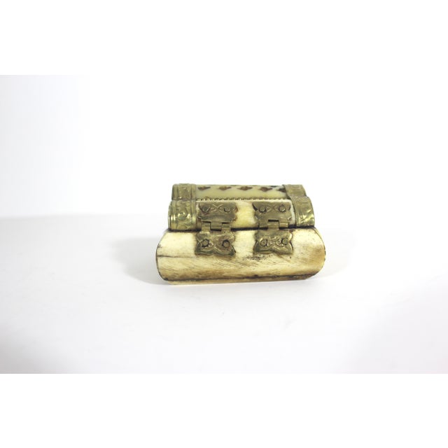Indian Vintage Camel Bone and Brass Box, Brass Inlay, Lidded, Carving, Hinged Lid Ring Box, Brown Ivory Gold Trinket For Sale - Image 3 of 9