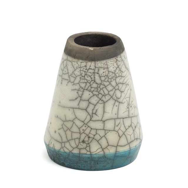 Turquoise, crackle' and burnt colors overlapping and uncontainable in this vase that originates from the idea of the heat...