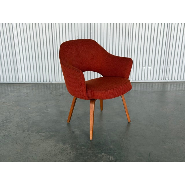 Red 1950s Eero Saarinen for Knoll Executive Armchair With Wood Legs - All Original - Red For Sale - Image 8 of 8