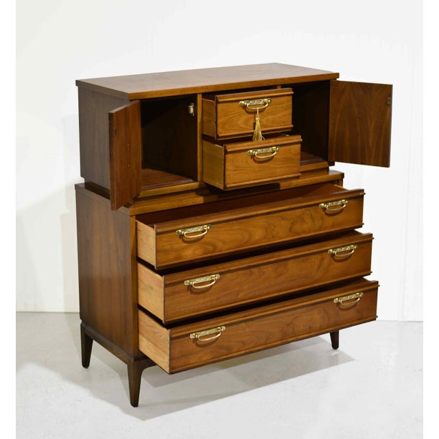 1960s 1960s Mid Century Modern Walnut Highboy Dresser by United Furniture For Sale - Image 5 of 14