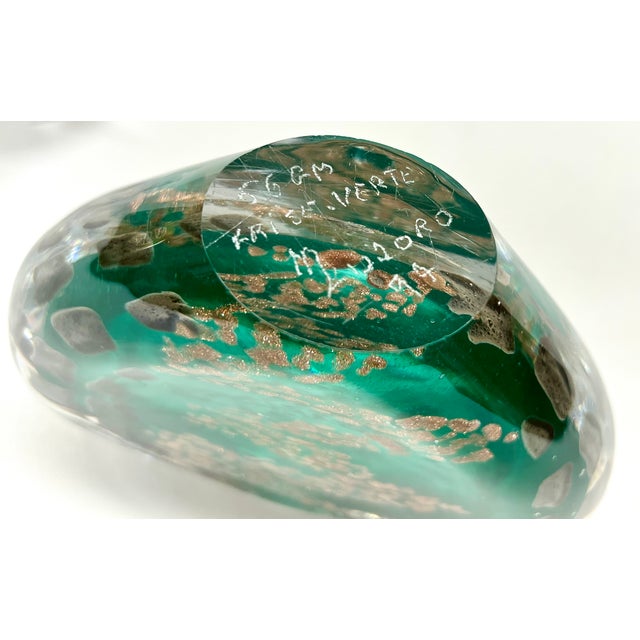 1990s Vintage Mid Century Emerald and Gold Hand Blown Art Glass Perfume Bottle With Clear Glass Stopper For Sale - Image 5 of 7