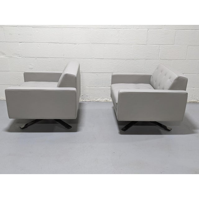 Contemporary Pair of Poltrona Frau, Kennedee Swivel Armchairs For Sale - Image 3 of 7