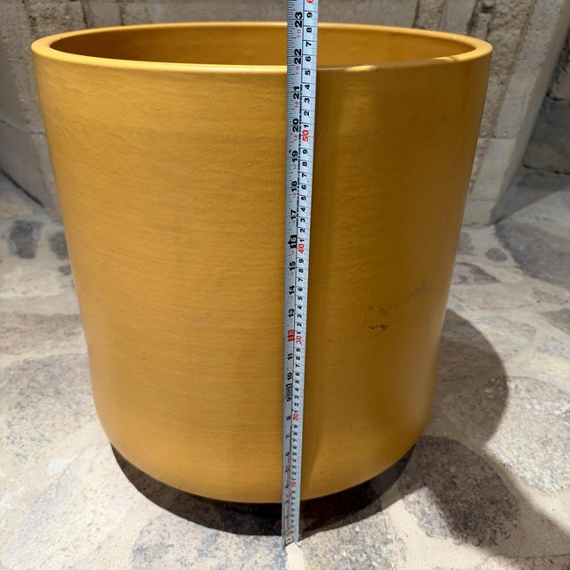 For your consideration, a mid-century modern extra large planter by Gainey Pottery, Made in the USA circa the late 1960s....