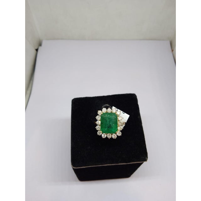 Natural Emerald 6.54cts & Diamond 1.25cts Ring in 18k Gold For Sale - Image 4 of 8