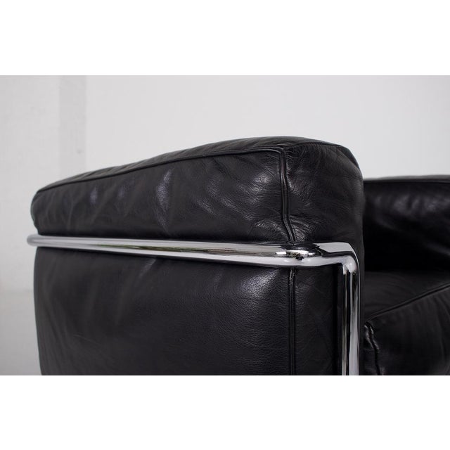 Metal LC2 Armchairs in Black Leather by Le Corbusier for Cassina, 1980s, Set of 2 For Sale - Image 7 of 15