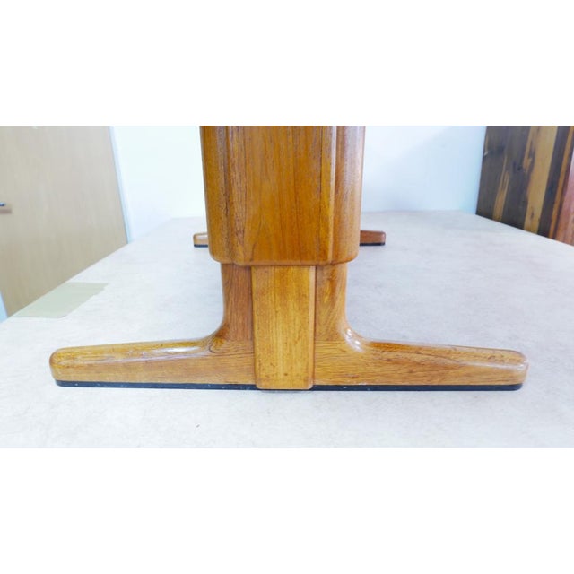 This solid coffee-table has a hydraulic height adjustment. The width can be expanded to 180 cm with an insert plate. The...