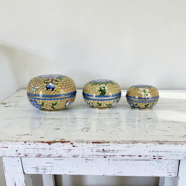 1950s Mid-20th Century Chinese Cloisonné Peony Nesting Boxes, Set of Three For Sale - Image 5 of 18