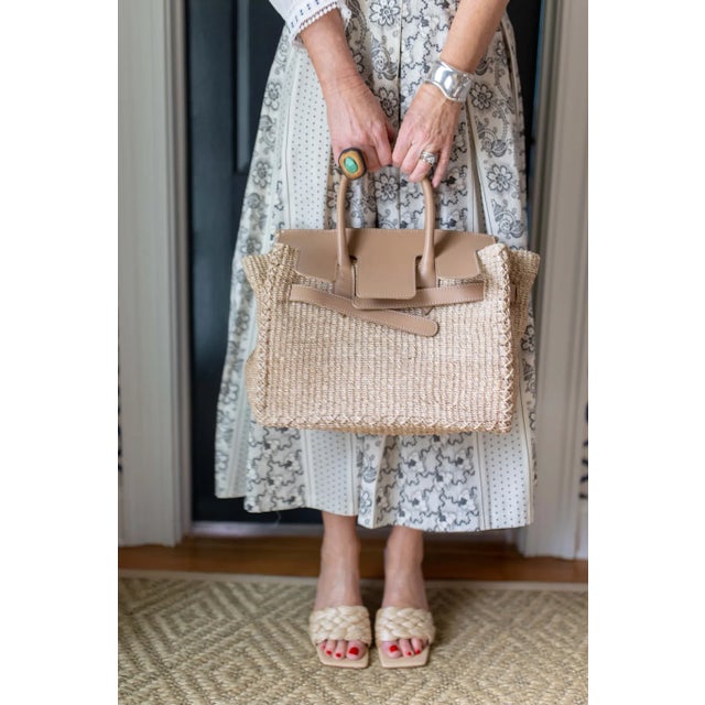 Unique expression of a classic bag using seagrass and the highest quality Italian leather. Protective dust bag included....