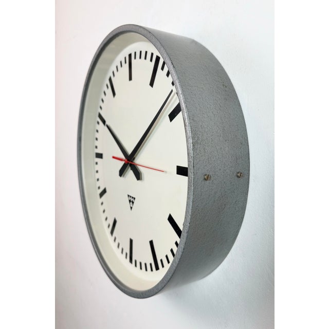 Mid-Century Modern Large Industrial Grey Factory Wall Clock from Pragotron, 1960s For Sale - Image 3 of 17