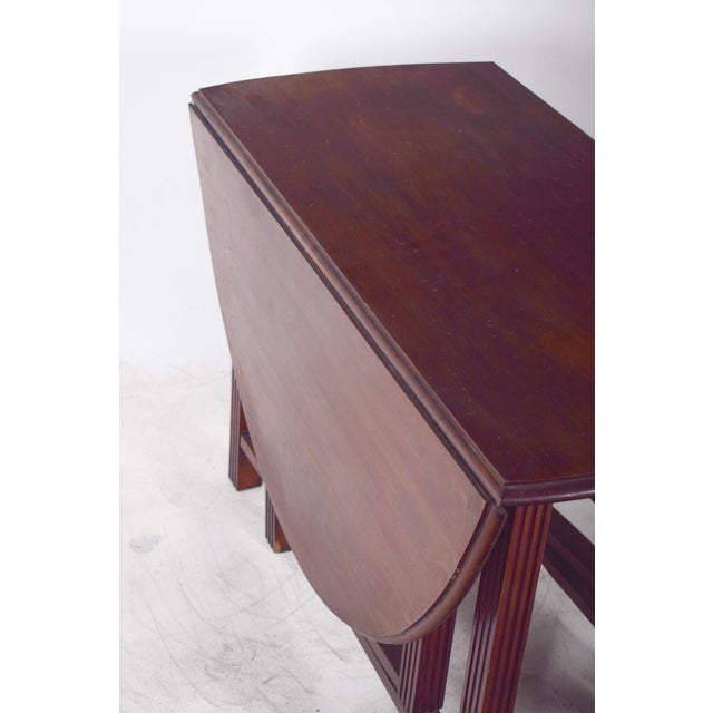 Oval-top table. The classic shape with rounded sides and reinforced structure reveals a functional and elegant design,...