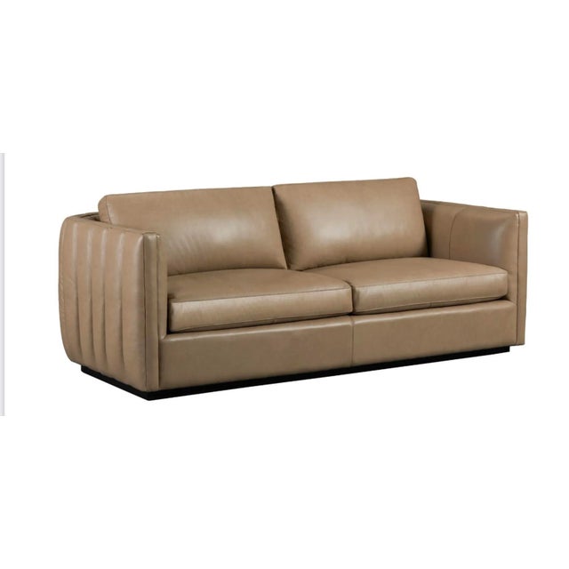 Wonderful quality leather and build. The sofa has no feet but sits on a wood plinth. Comfortable and cool looking from all...