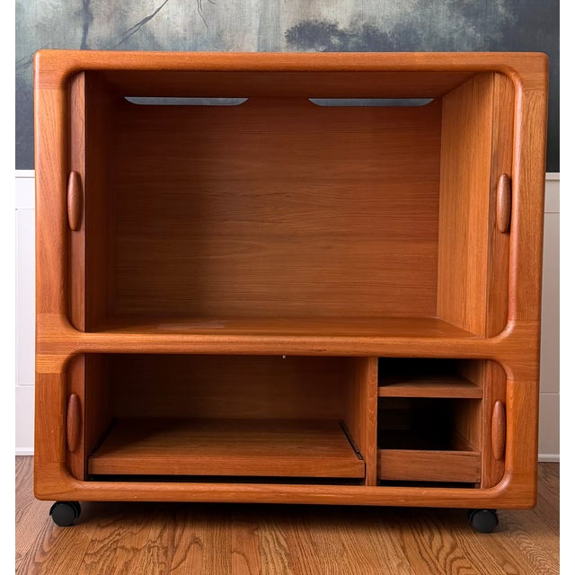 1970s Vintage 1970s Dyrlund Danish Modern Teak Rolling Tv / Media Cabinet With Tambour Doors For Sale - Image 5 of 17