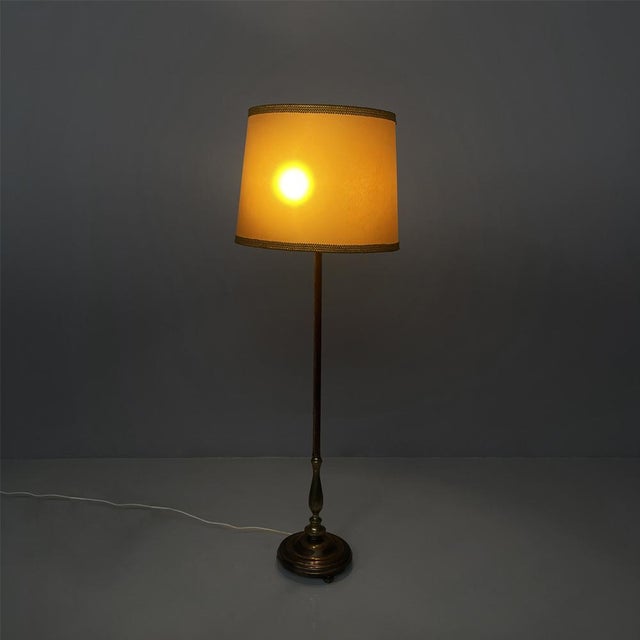 Italian Art Deco round velvet and brass floor lamp, 1940s Floor lamp with a round lampshade in light pink paper with gold...