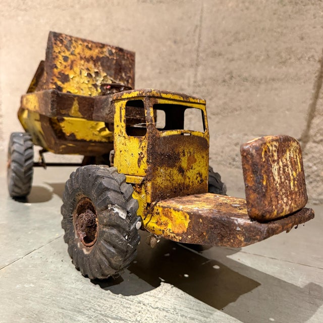 For your consideration, a vintage pressed-steel articulated rock hauler / earthmover toy. Produced by Nylint in the early...