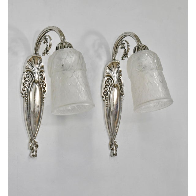 Art Deco Pair of Hugue & Schneider French Art Deco 1930s Floral Tulip Glass Wall Sconces For Sale - Image 3 of 11