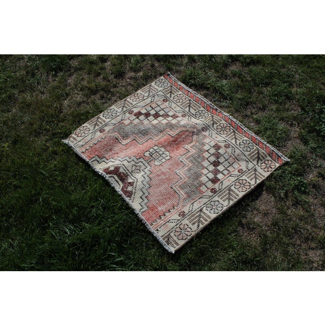 Art Deco 1970s Turkish Cream Oriental Hand Knotted Small Rug For Sale - Image 3 of 8