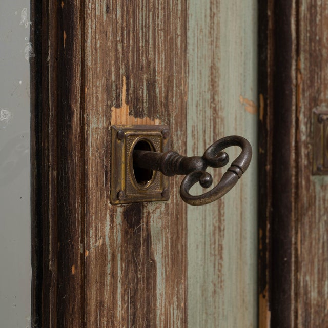 This 1930s French store vitrine exudes rustic charm and functionality, making it an elegant piece for displaying treasured...