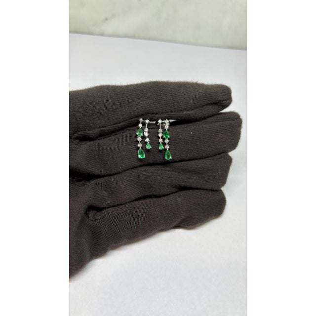 Gemstone details Diamond weight: 0.30 cts Emerald weight: 0.74 cts 18K gold Net weight: 2.93 grams Gross weight: 3.14...