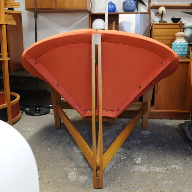 Large Mid-Century Fibreglass Pink and Yellow Flower / Daisy Chair on Wooden Tripod Stand, 1960s For Sale - Image 9 of 12