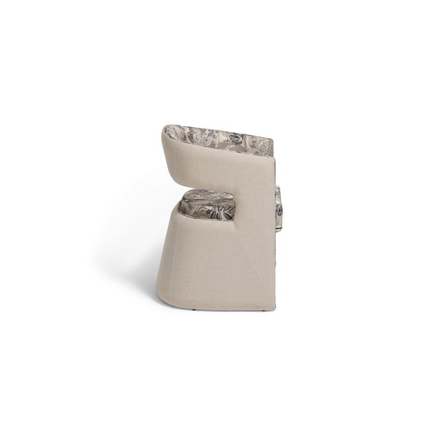 The Lina Dining Chair is a celebration of bold contrast and contemporary luxury. Its dynamic composition pairs rich golden...