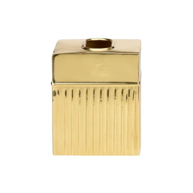 Add the finishing touch to your home or office decor with this attractive tissue box cover. Made of aluminum with a...