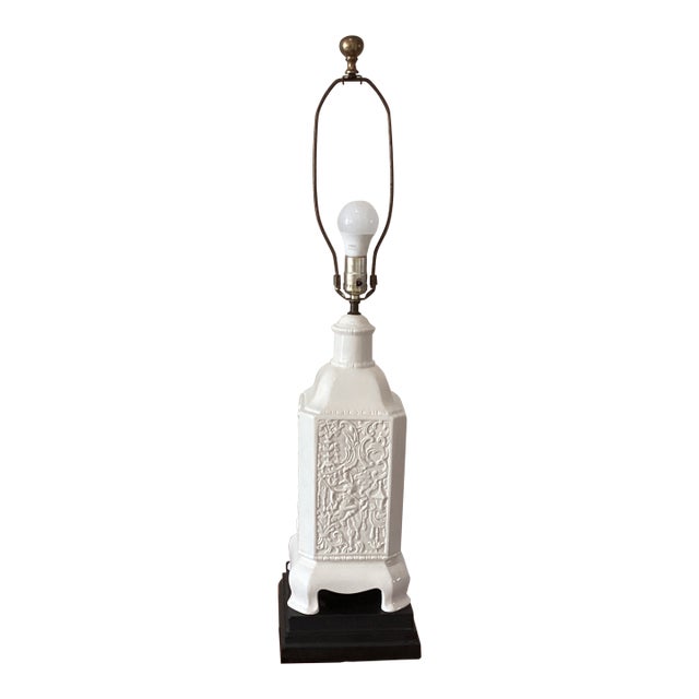 Vintage Chinoiserie Pagoda Style Table Lamp With White Textured Porcelain Body Mounted on Dark Wood Base For Sale