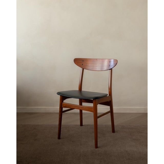 A calm, beautifully balanced set of six Danish mid-century dining chairs, stamped Made in Denmark. The design is all about...