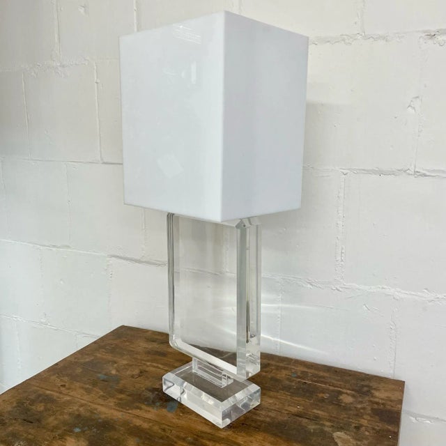 Single Lucite and Brass Mid-Century Modern Art Deco Style Table / Desk Lamp For Sale In New York - Image 6 of 13