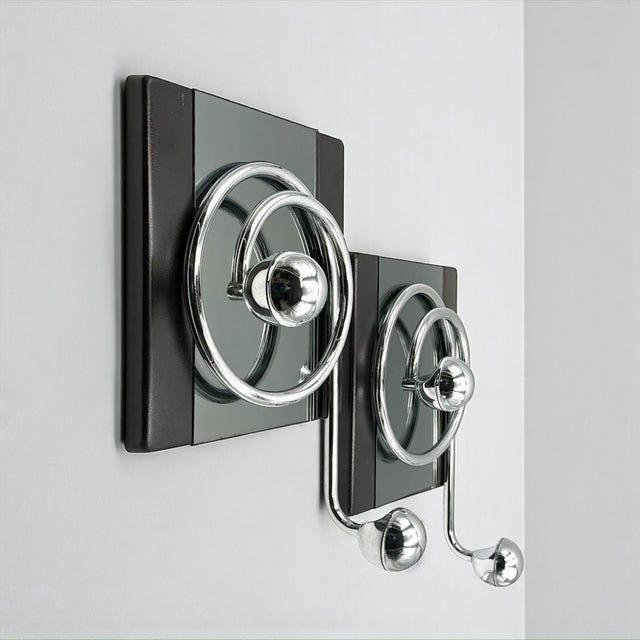 Italian Space Age Wall Coat Hangers with Mirrors attributed to Goffredo Reggiani, 1970s, Set of 2 For Sale - Image 3 of 18