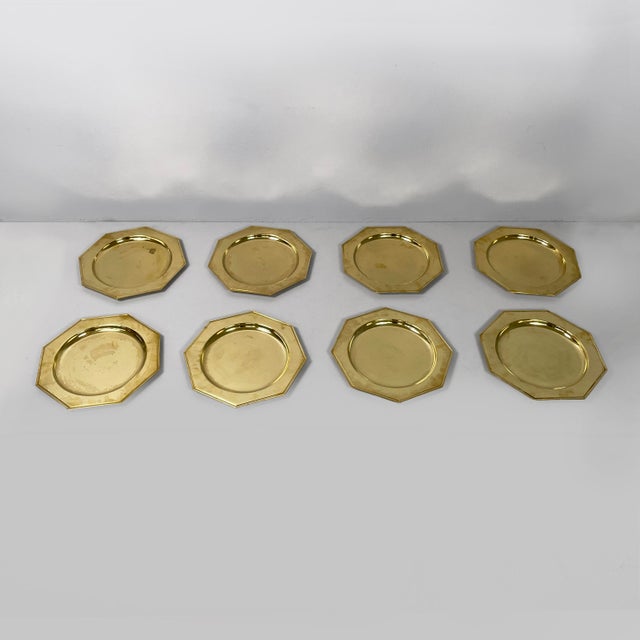 Italian modern hexagonal service plates, centerpieces or trays in brass, 1970s Set of eight large hexagonal plates in...