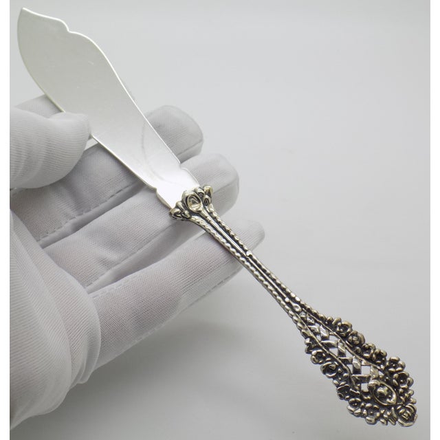 This elegant decorative butter knife, dating from the 1970s/1980s, is a fine example of Italian craftsmanship from Bari,...