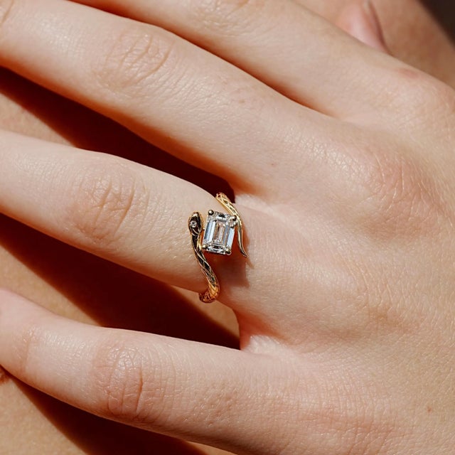 Contemporary Kai Snake Protection 2ct Emerald-Cut Lab-Grown Diamond East-West Ring in 14k Gold (All Sizes Available) For Sale - Image 3 of 9