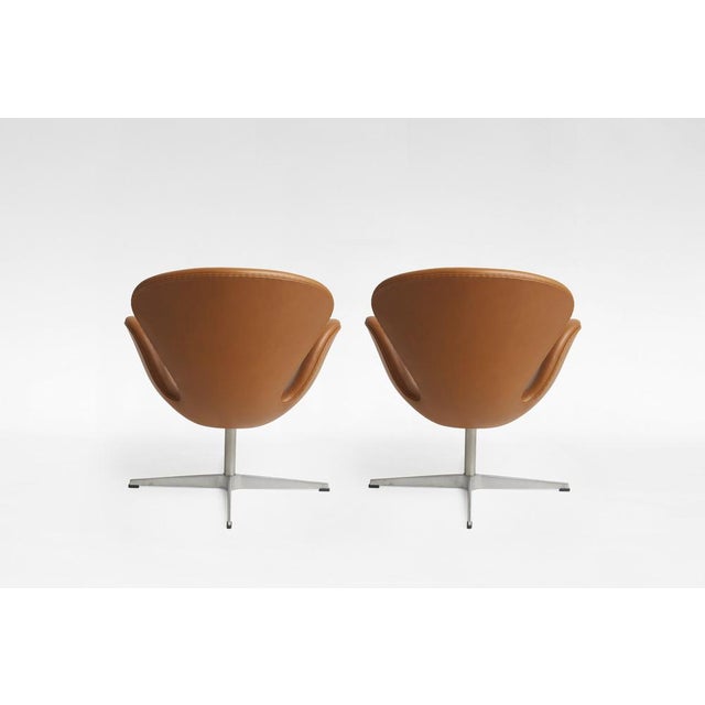 Fritz Hansen Vintage Swivel Swan Chairs in Cognac Leather by Arne Jacobsen for Fritz Hansen, 1950s, Set of 2 For Sale - Image 4 of 8