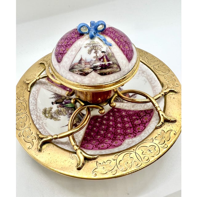 Metal Antique Paris Porcelain Inkwell and Pen Tray with Watteau Scenes and Gilt Brass, 19th Century, Set of 2 For Sale - Image 7 of 15