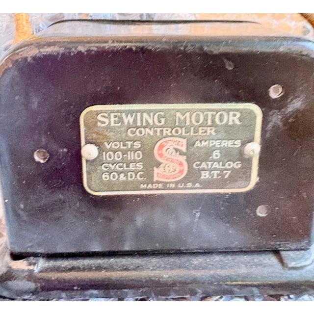 Antique Singer 128 Electric Portable Sewing Machine, 1923 – Serial 2148292a G0521323 – Original Case, Key & Accessories For Sale - Image 9 of 12