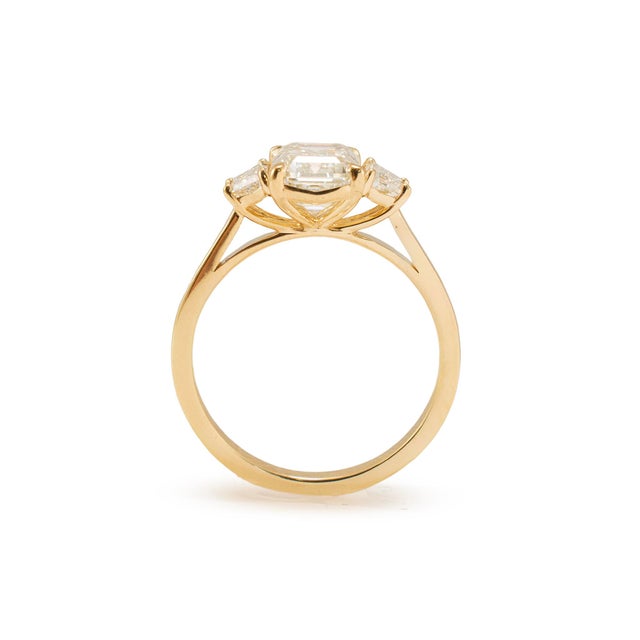 Early 21st Century 14k Yellow Gold Igi 3.03ctw Emerald Trapezoid Lab Grown Diamond Engagement Ring, Size 8 For Sale - Image 5 of 9