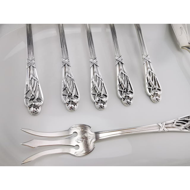 Art Nouveau Iris Pattern Fish Cutlery in Silver from Henin & Cie, 1900s, Set of 12 For Sale - Image 4 of 18