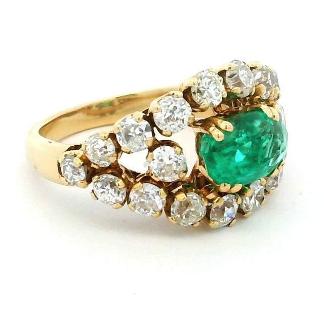 1960s 1960s Colombian 18k Yellow Gold Emerald & Diamond Cocktail Ring, Size 7 For Sale - Image 5 of 14