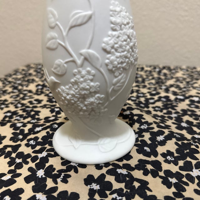 Mid-Century Modern White Bisque Porcelain Hummingbird & Lilac Vase by Cheryl Johnson for Goebel For Sale In Minneapolis - Image 6 of 8