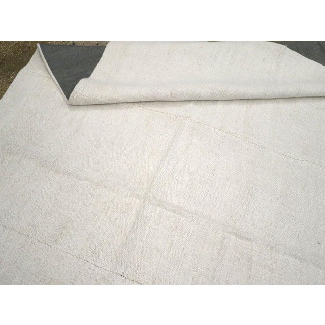 Galerie Shabab Collection Mid-20th Century Handmade Turkish Hemp Flatweave Kilim Room Size Carpet in White For Sale - Image 10 of 10