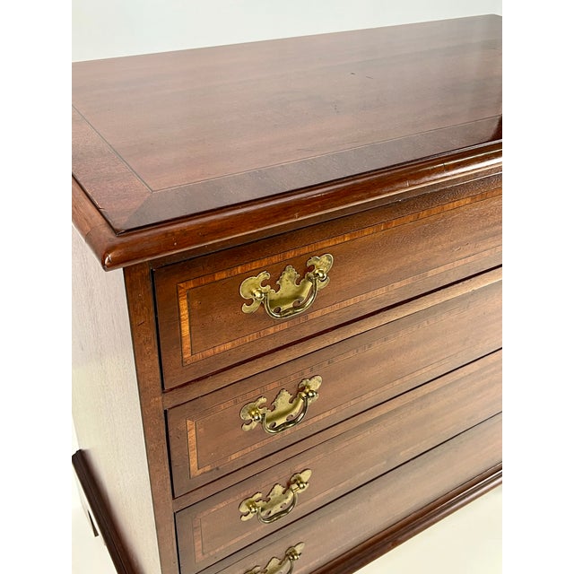 Vintage White Furniture Co. Chippendale Style Inlaid Mahogany 4-Drawer Nightstand / Bachelor Chest For Sale - Image 10 of 17