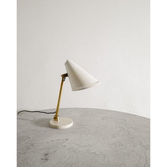 Rare and early adjustable finnish mid century desk lamp model "9222" in white lacquered metal and patinated brass by paavo...