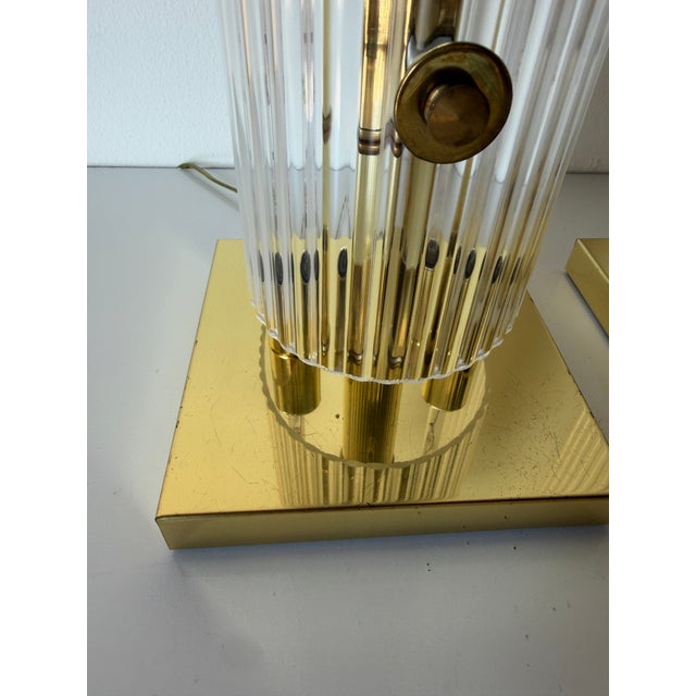 1980s Vintage Sciolari Style Brass & Clear Ribbed Lucite Table Lamps – Pair For Sale - Image 10 of 12