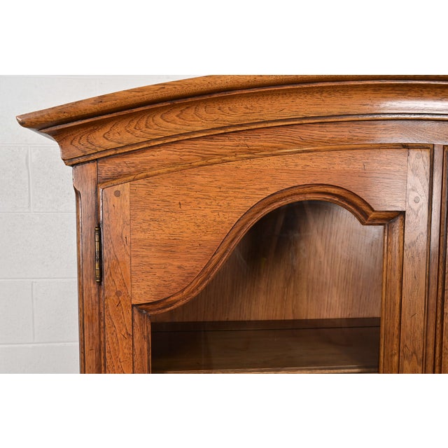 Thomasville French Regency Louis XVI Carved Walnut Breakfront Bookcase Cabinet, Circa 1960s For Sale In South Bend - Image 6 of 12