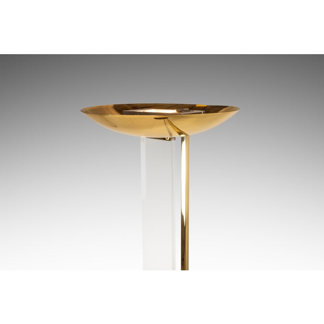 1980s Mid-Century Modern Hollywood Regency "Uplighter" Freestanding Floor Lamp in Brass & Lucite by Fredrick Ramond, Usa, C. 1986 For Sale - Image 5 of 12