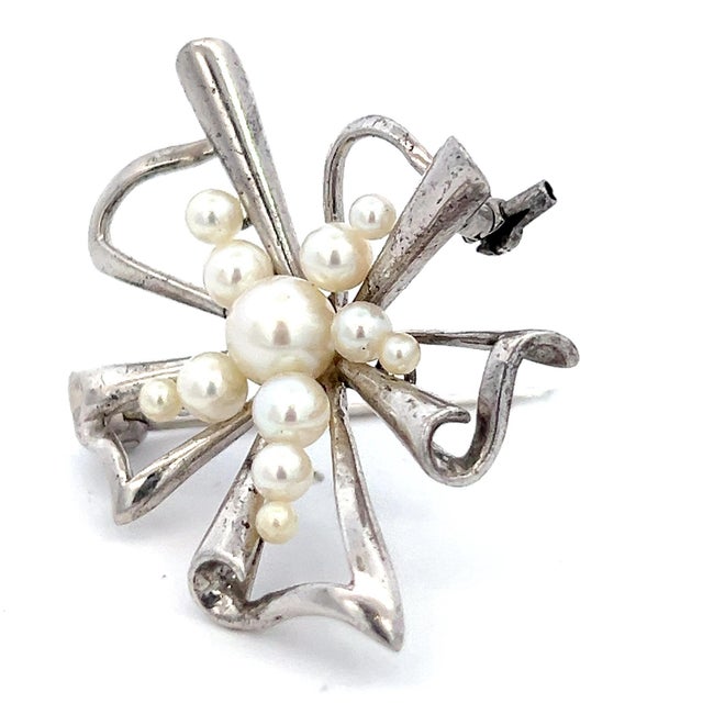 1990s 1990s Mikimoto Estate Akoya Pearl Brooch Pin 2.5-6 mm Silver For Sale - Image 5 of 7
