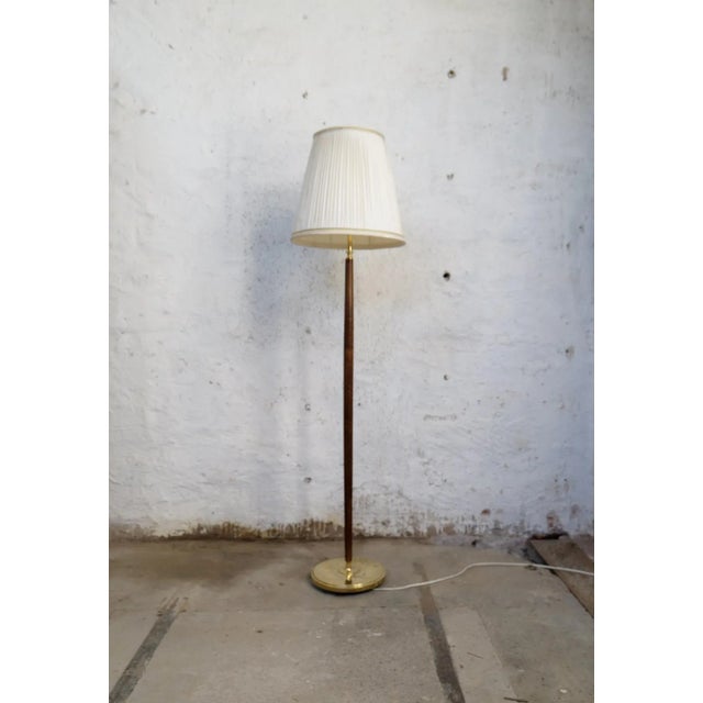 This floor lamp was manufactured by Böhlmarks in Sweden. Made with brass base and a polished wooden rod. Good condition,...