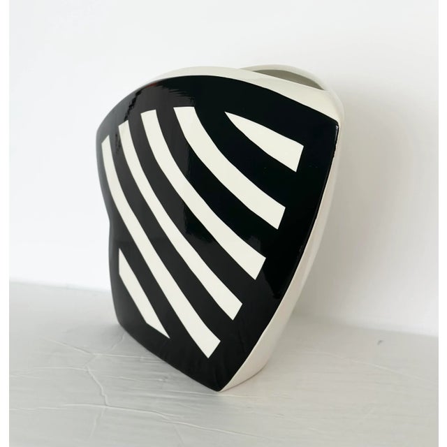 1990s John Bergen Studio Postmodern Black and White Ceramic Amorphous Vase For Sale In Detroit - Image 6 of 9