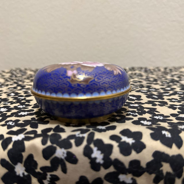 Vintage Chinese Cloisonné Enamel Peony Trinket Box in Cobalt Blue For Sale In New Orleans - Image 6 of 7