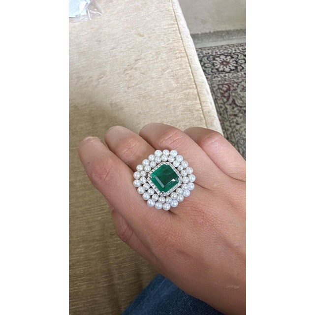 2020s Set in 18k Gold, Zambian Emerald, Freshwater Pearls & Diamonds Cocktail Ring, Size 6.5 For Sale - Image 5 of 10